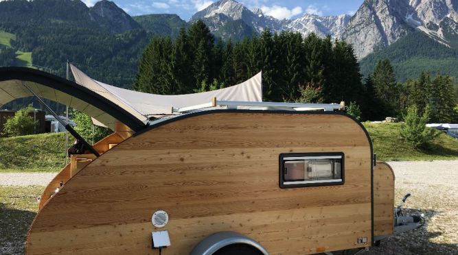 Wohnwagen Camping in den Bergen mit unserem Mini Caravan